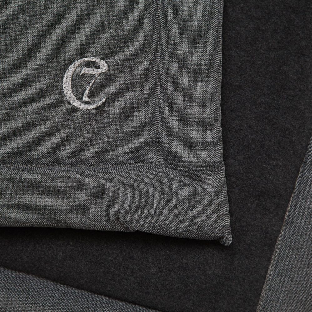 cloud7-dog-blanket-mid-grey-waterproof-grey-fleece-detail-logo